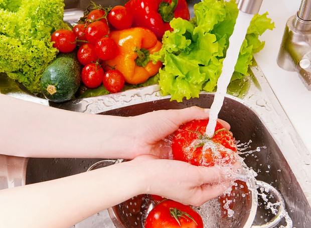 Vinagre ou água sanitária (hipoclorito de sódio) para higienizar verduras?