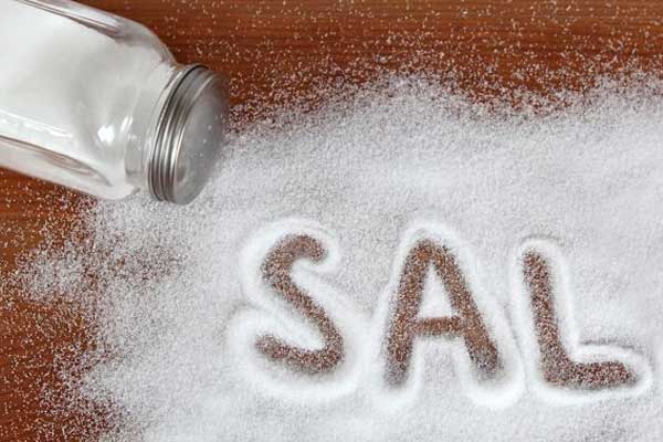 Nem culpe os industrializados: somos nós que colocamos sal demais na comida