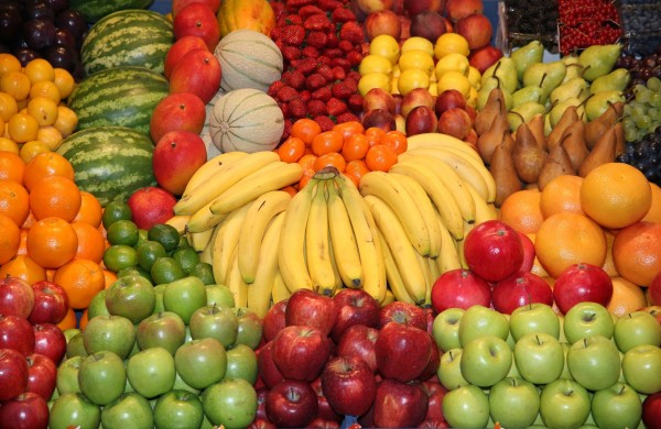Como você lava frutas e verduras? Jeito certo livra comida de 250 bactérias