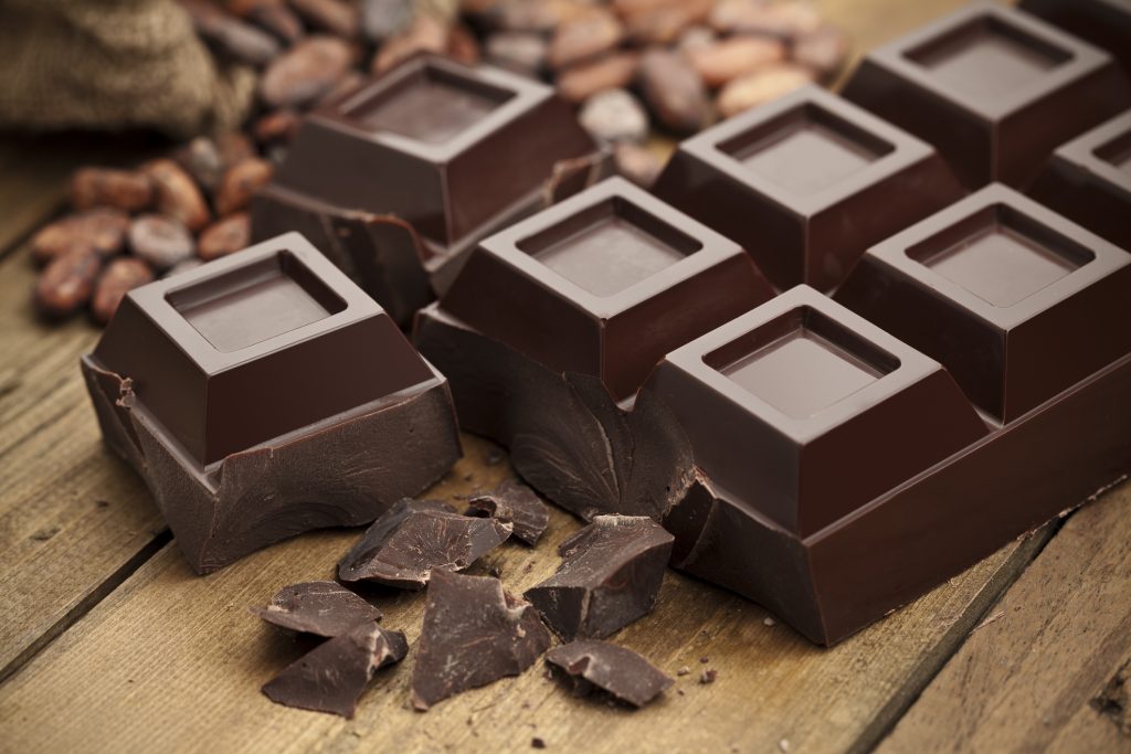 Chocolate amargo: como escolher e quais são os benefícios?