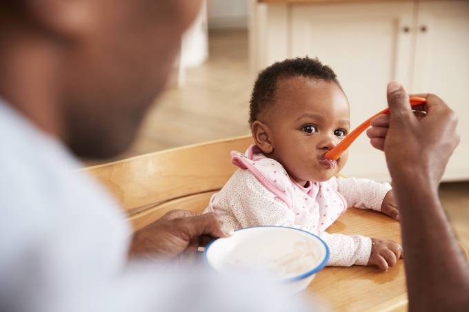 Bebês que comem alimentos sólidos a partir dos 3 meses dormem melhor