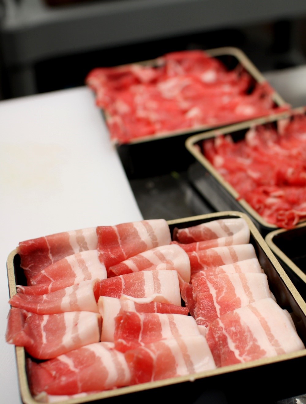 Como ocorre a contaminação por Salmonella em carne suína durante o abate nos frigoríficos